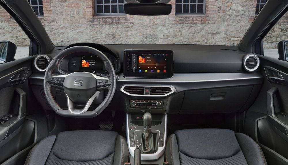 En el interior encontramos un nuevo acabado en aluminio oscuro mate  En el interior encontramos un nuevo acabado en aluminio oscuro mate