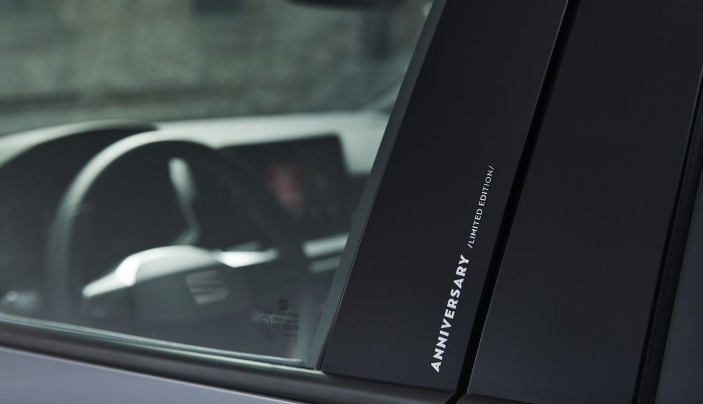 El emblema “Anniversary Limited Edition” está grabado con láser en el pilar B.  El emblema “Anniversary Limited Edition” está grabado con láser en el pilar B.