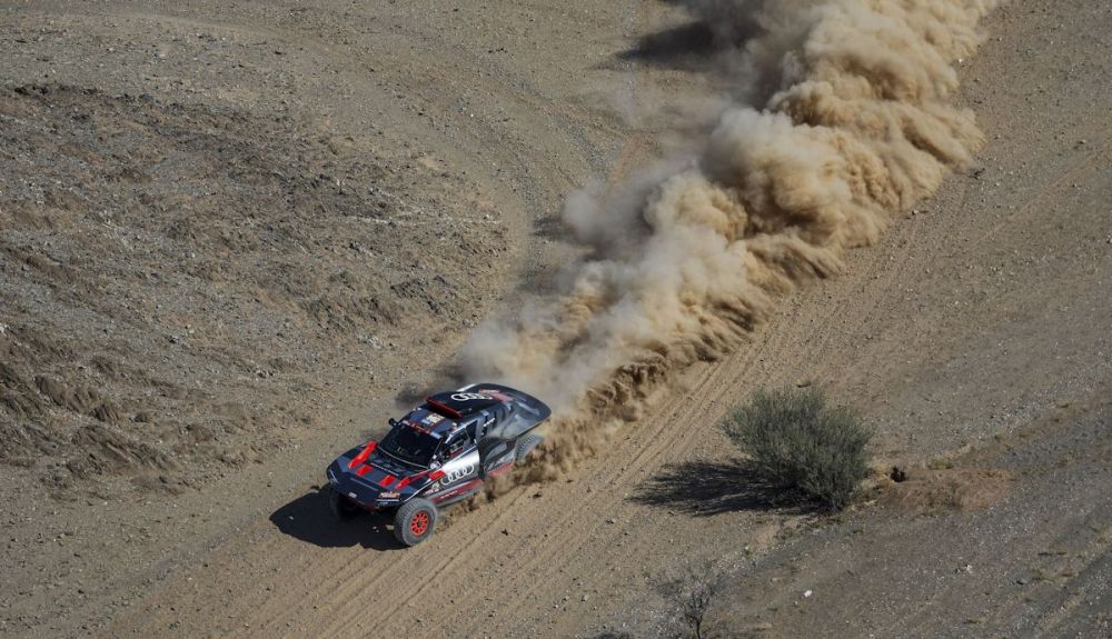 Carlos Sainz aguanta el ritmo de Loeb, que sigue a 20 minutos a pesar de volver a ganar