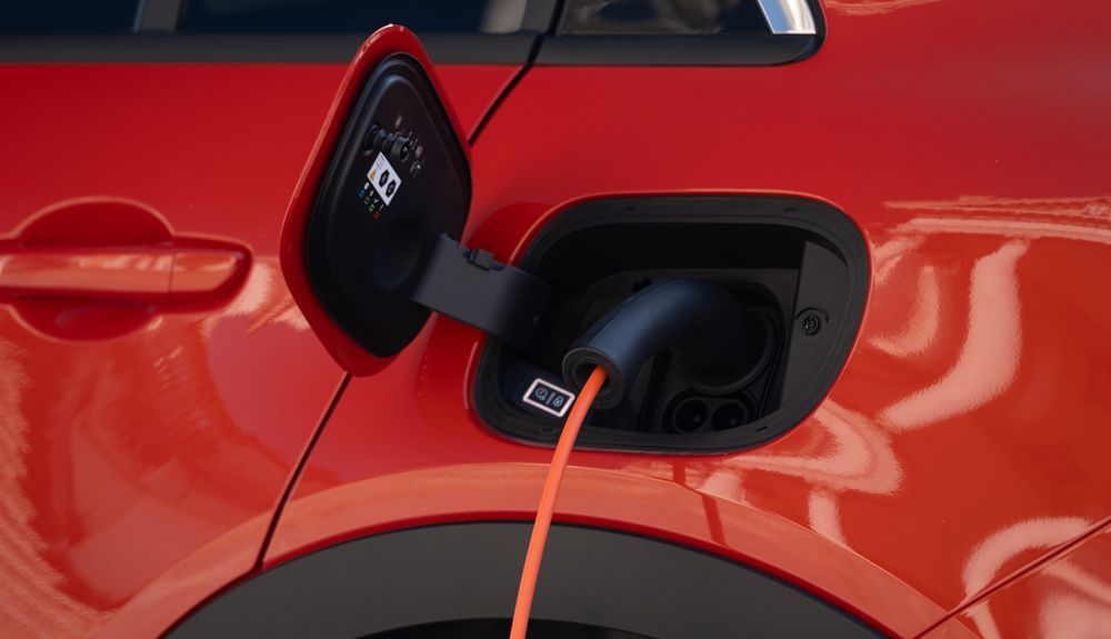 La recarga del Fiat 600e puede hacerse por corriente continua hasta 100 kW o en alterna hasta 11 kW. La recarga del Fiat 600e puede hacerse por corriente continua hasta 100 kW o en alterna hasta 11 kW.
