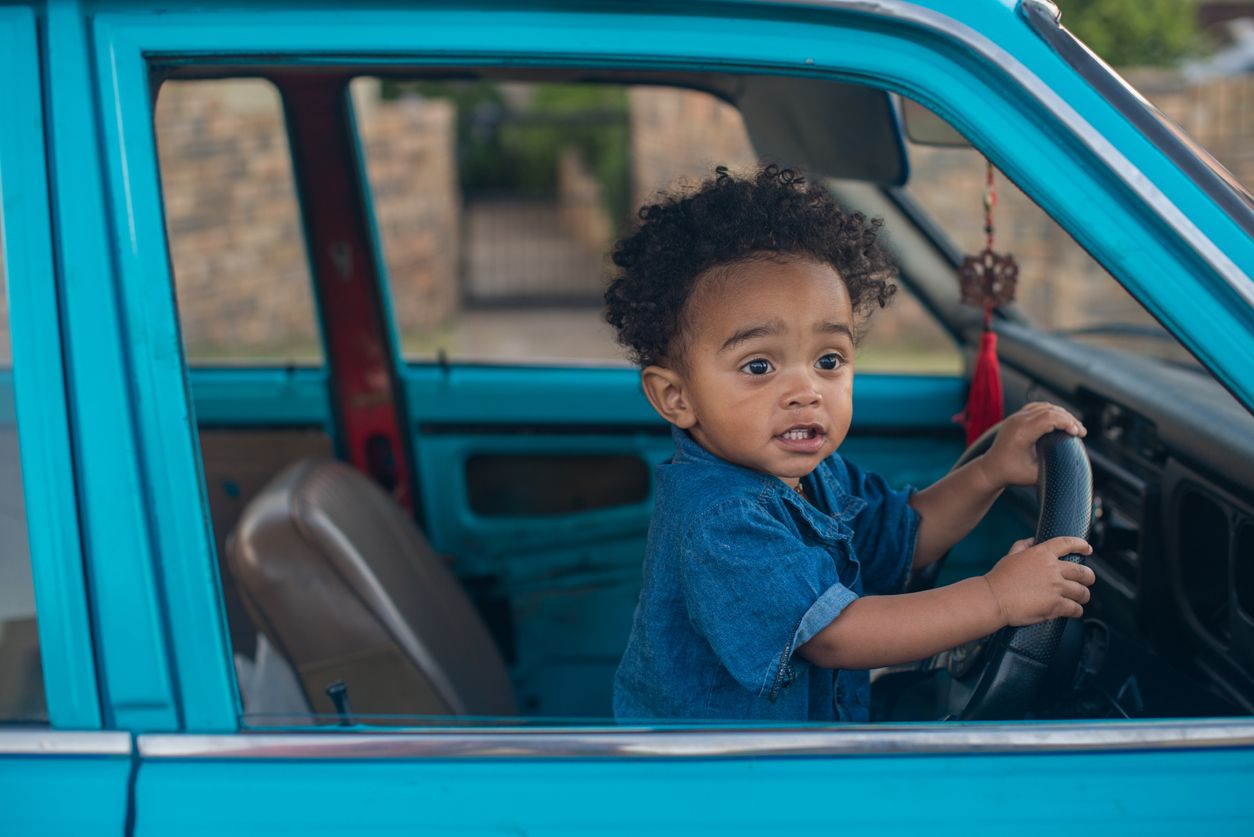 Niños en el asiento delantero del coche