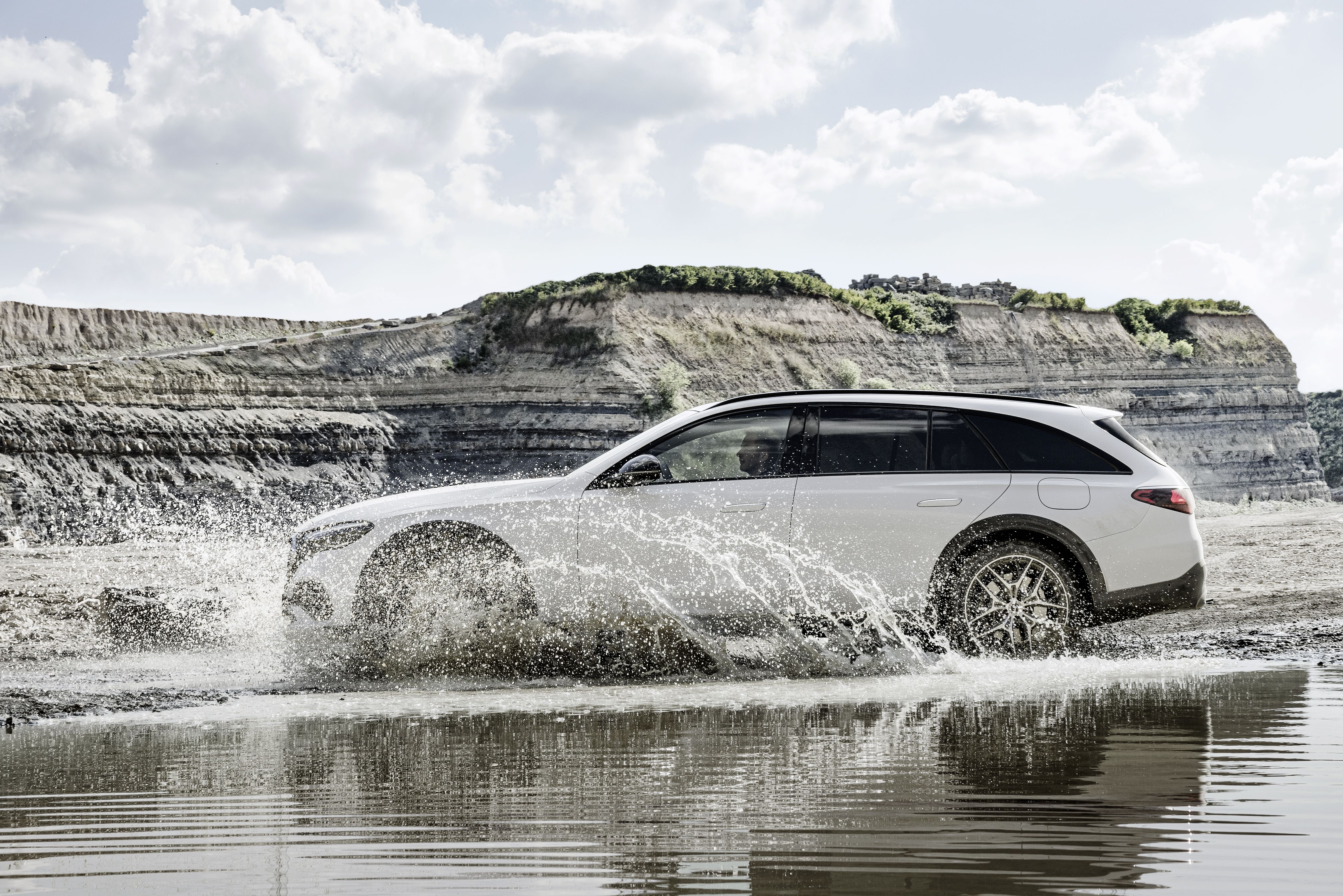 Te contamos, de la A a la Z, cómo es y cómo va el nuevo Mercedes Clase E All-Terrain 2024