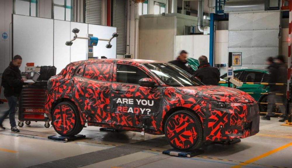 Alfa Romeo ha desvelado las primeras imágenes del Milano, todavía camuflado.