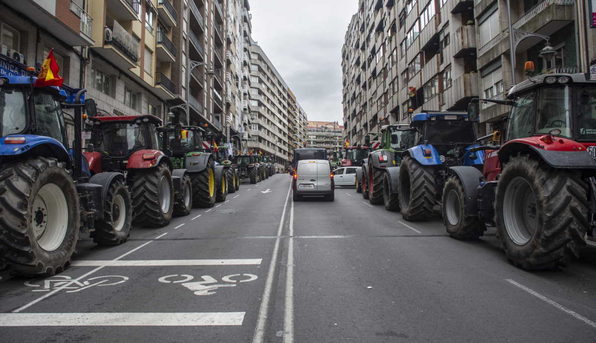 ¿Puede un tractor circular por ciudad y autovías?