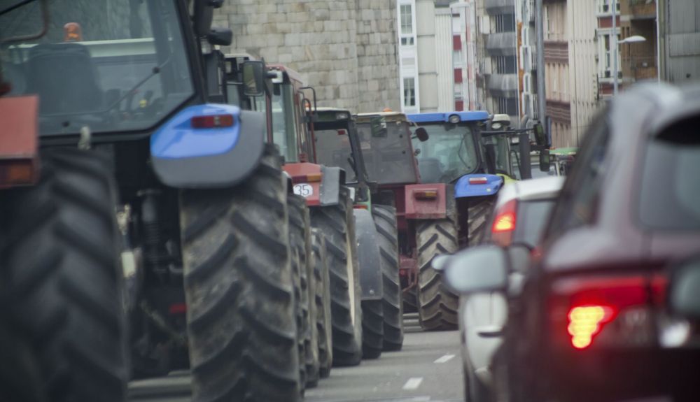 Un tractor sí puede circular de forma legal por la ciudad, salvo que la vía cuente con la señal R-111 Un tractor sí puede circular de forma legal por la ciudad, salvo que la vía cuente con la señal R-111