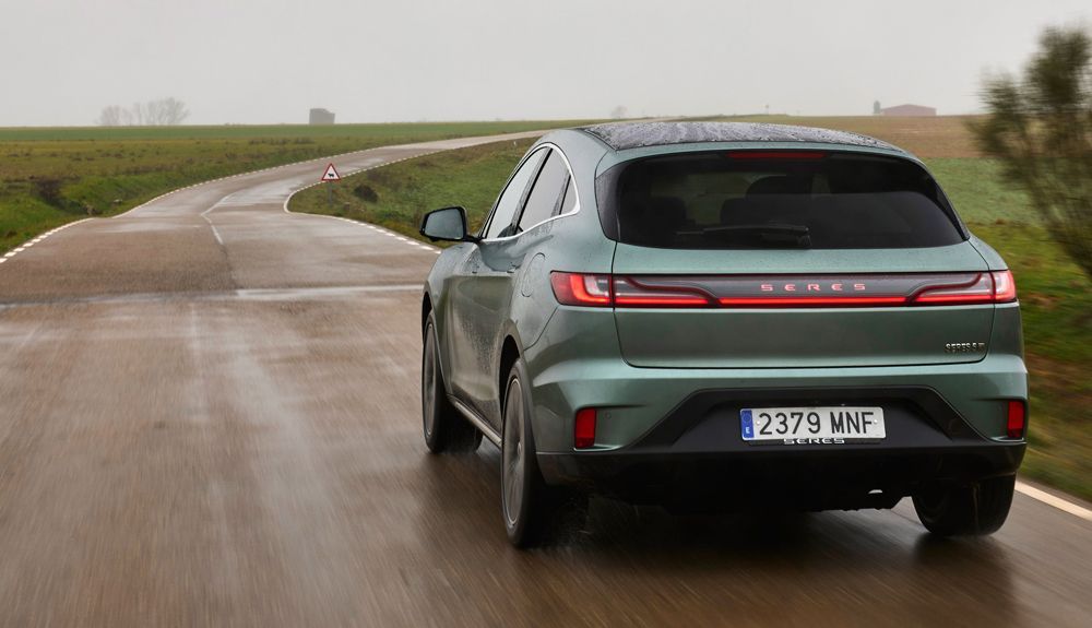 El Seres 5 es un SUV D con un diseño inspirado en muchas fuentes. El Seres 5 es un SUV D con un diseño inspirado en muchas fuentes.