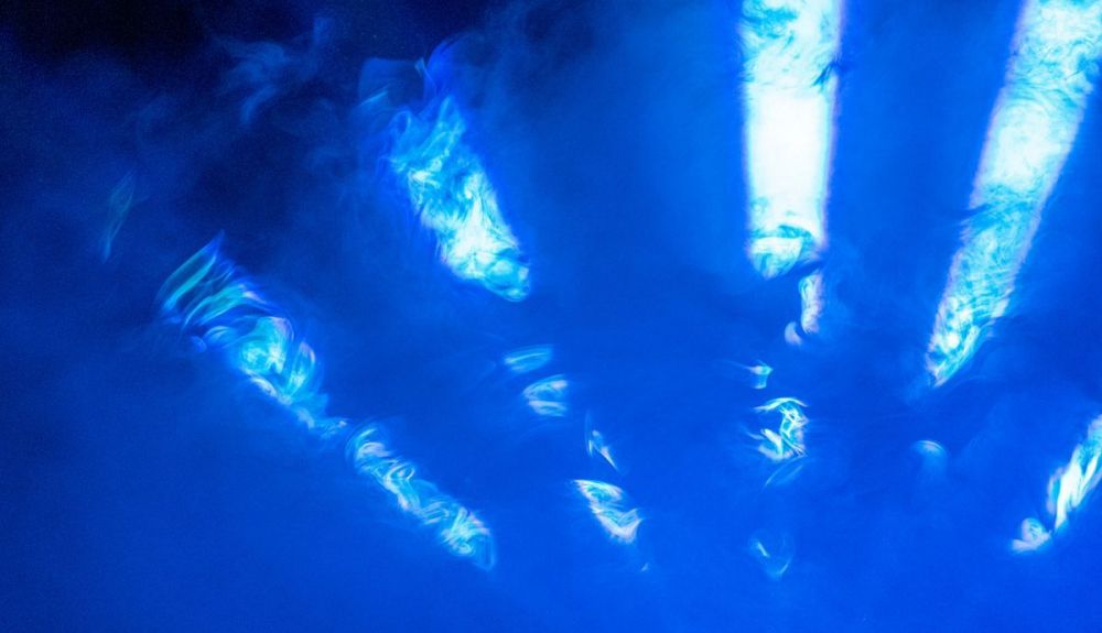 Humo azul en el coche