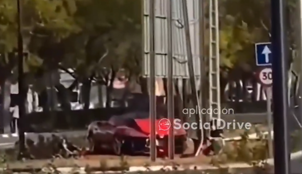 Un Ferrari sale del lavadero, derrapa y termina estrellándose en una rotonda y los vecinos graban el resultado