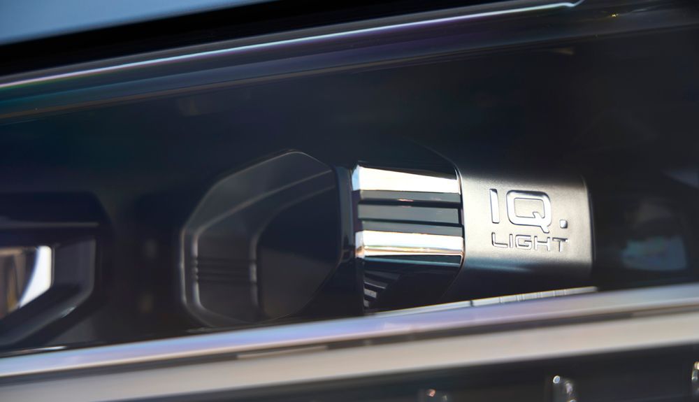 La nueva iluminación matricial iQ.Light mejora notablemente la seguridad en la conducción. La nueva iluminación matricial iQ.Light mejora notablemente la seguridad en la conducción.