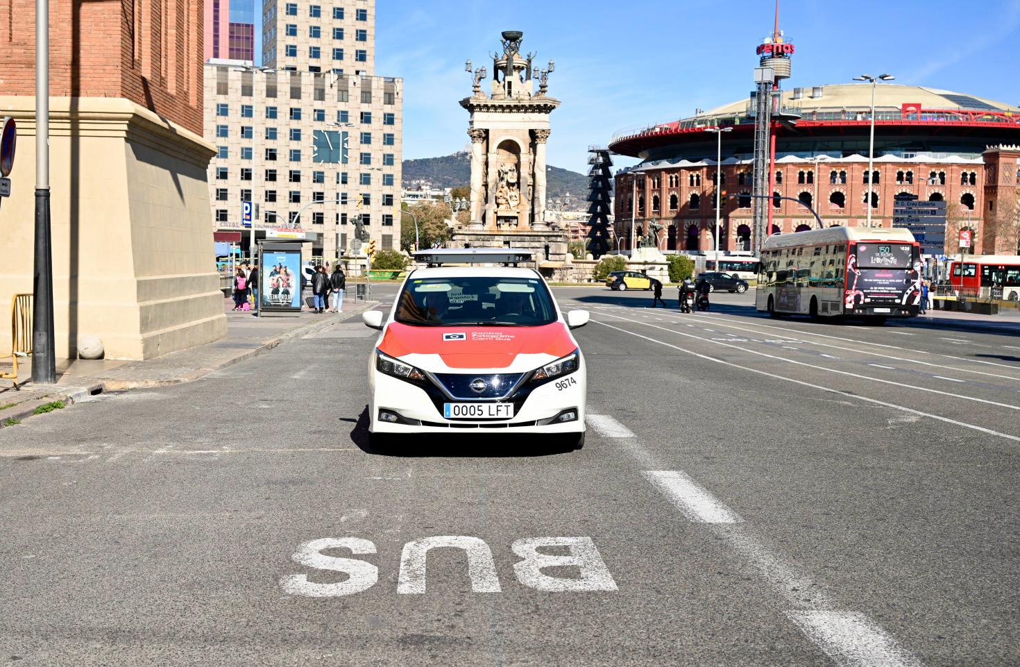 Así es el nuevo coche con cámaras que multa en el carril bus en Barcelona