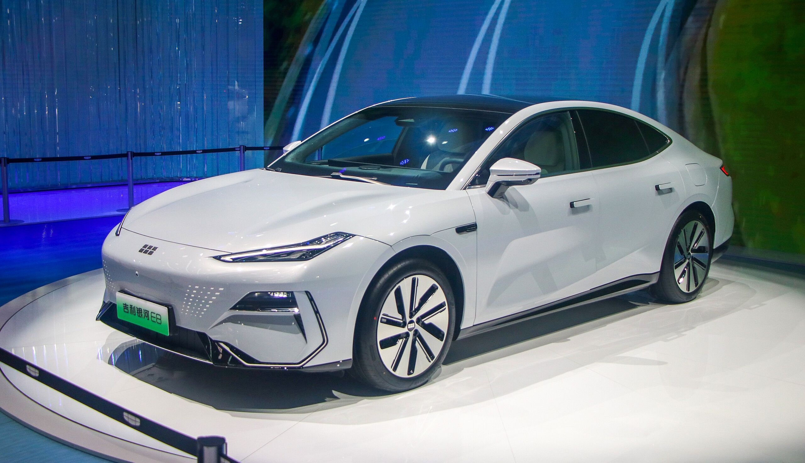 El Galaxy E8 no es el último teléfono móvil, es el nuevo coche eléctrico mejor que el Tesla Model 3