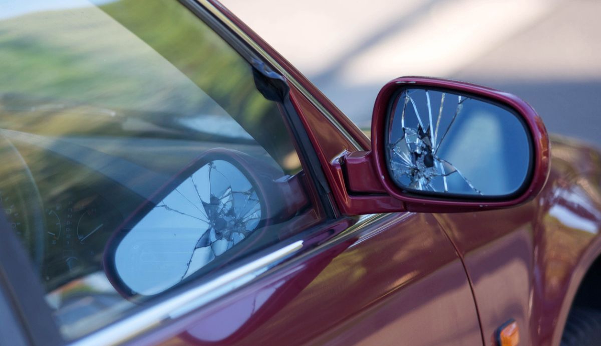 Retrovisor roto con el coche aparcado