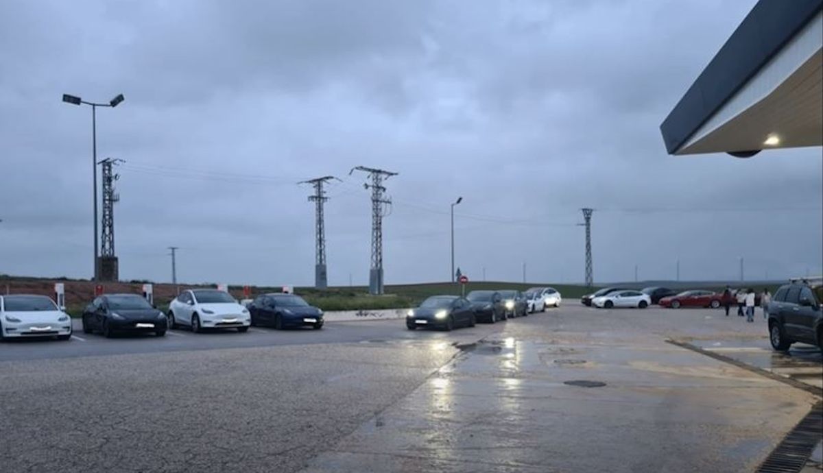 La odisea de viajar hoy en coche eléctrico: horas de espera para cargarlo en autovía en Semana Santa