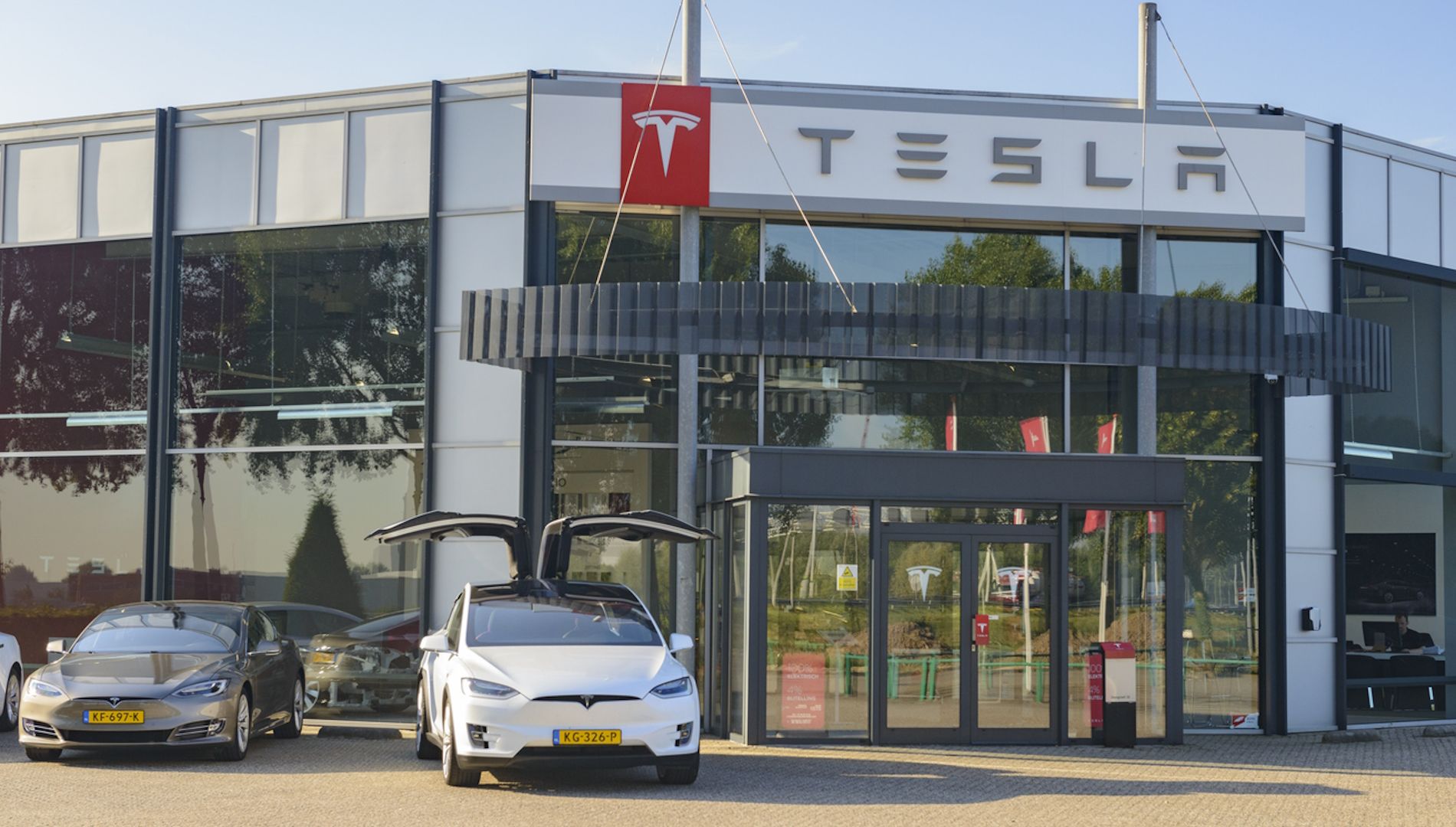 No es oro todo lo que reluce, Tesla anuncia despidos, cae en bolsa y bajan sus ventas