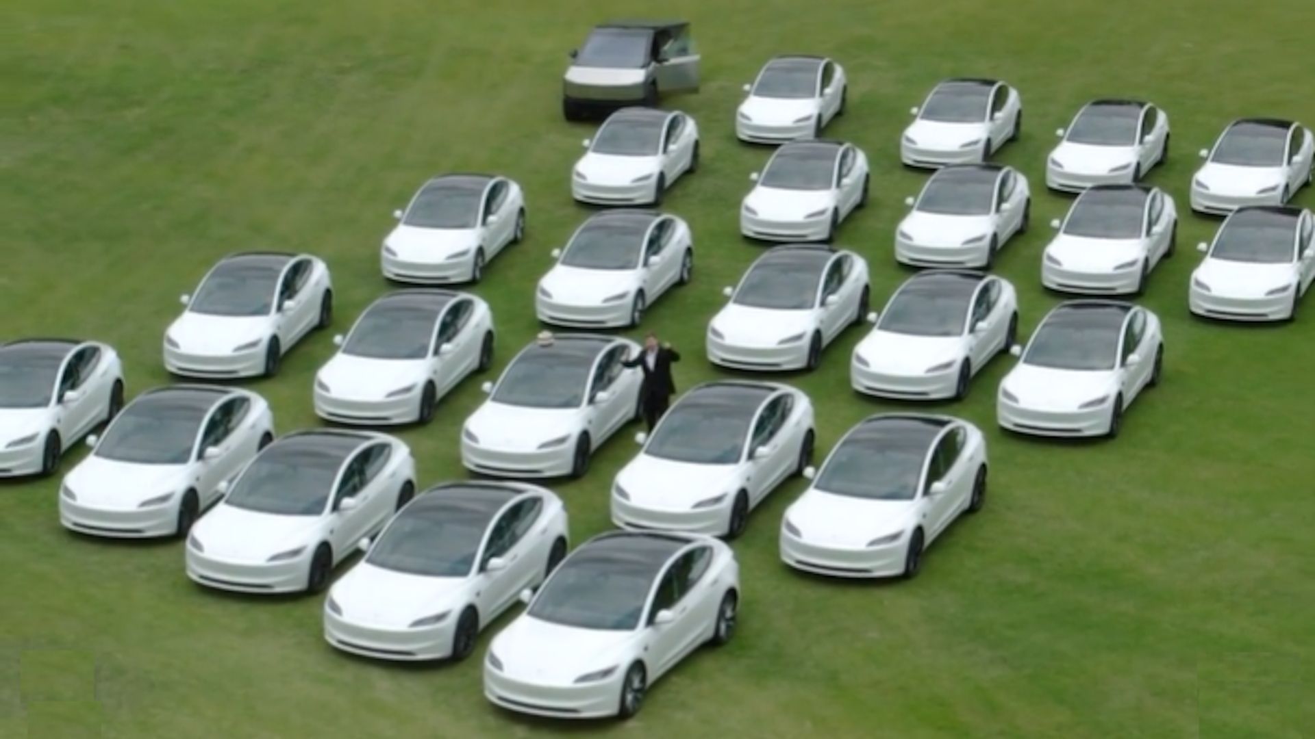 MrBeast, el popular YouTuber que cumple 26 años y regala 25 Tesla Model 3 y un nuevo Cybertruck