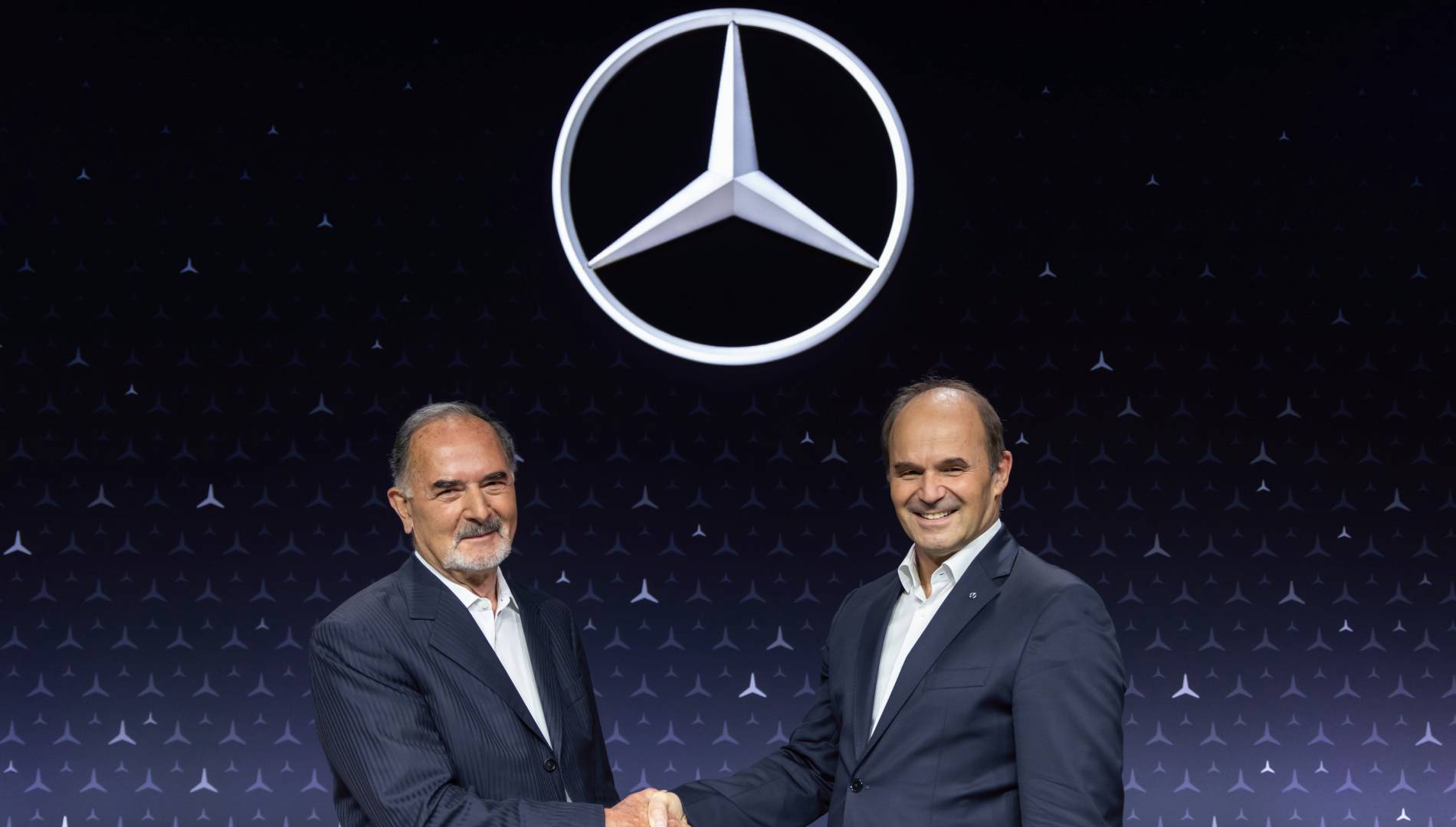 Mercedes se lo piensa y seguirá apostando por coches de gasolina e híbridos más allá del 2030