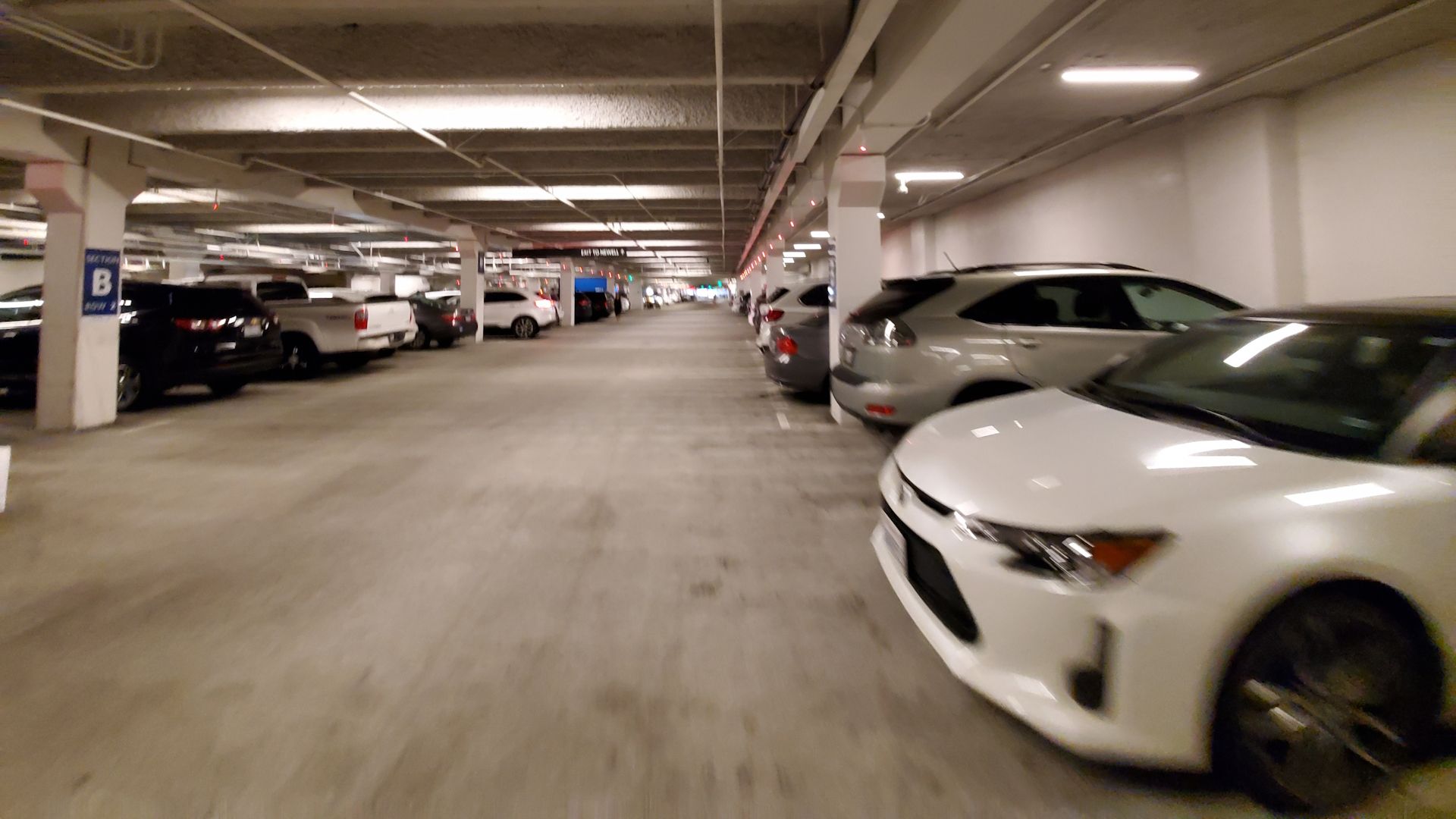 Cómo actuar si te encuentras con un coche aparcado en tu plaza de garaje o invadiendo parte de ella