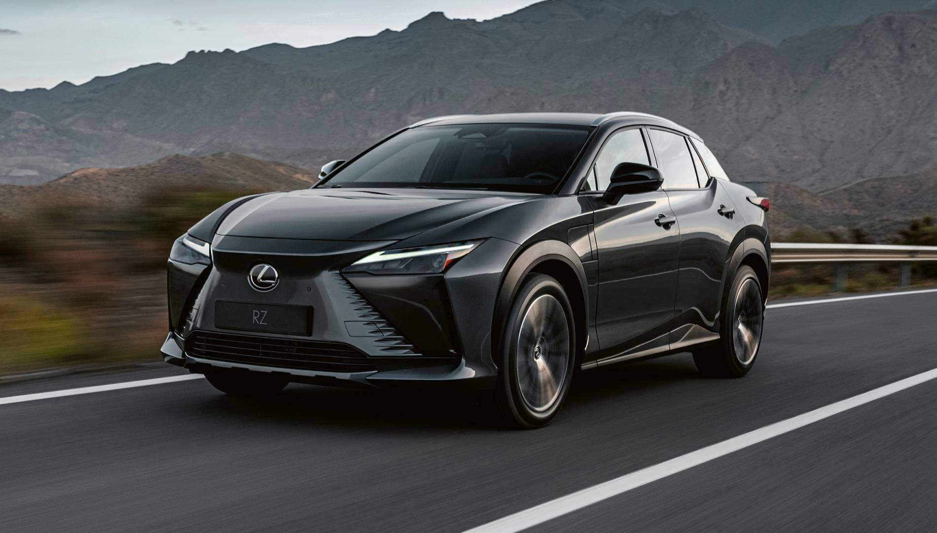 Lexus lanza una variante más económica para el RZ y la acompaña de 2 series especiales para NX y LBX