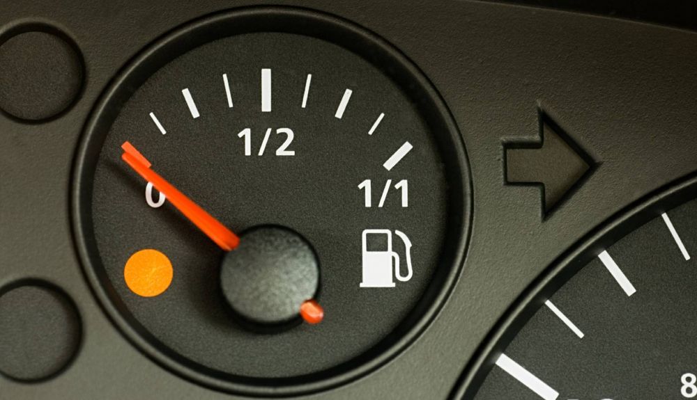 Recorrer muchos kilómetros en reserva no es positivo para tu coche
