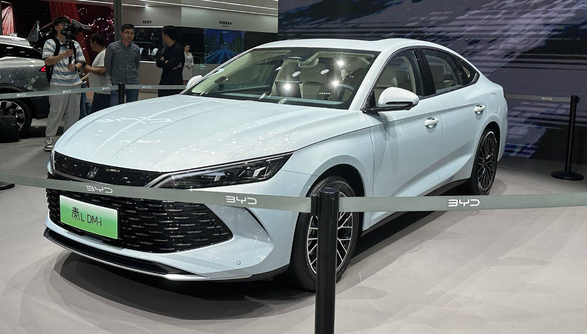 BYD se pasa el juego y anuncia un coche híbrido enchufable con autonomía superior a 2.000 kilómetros