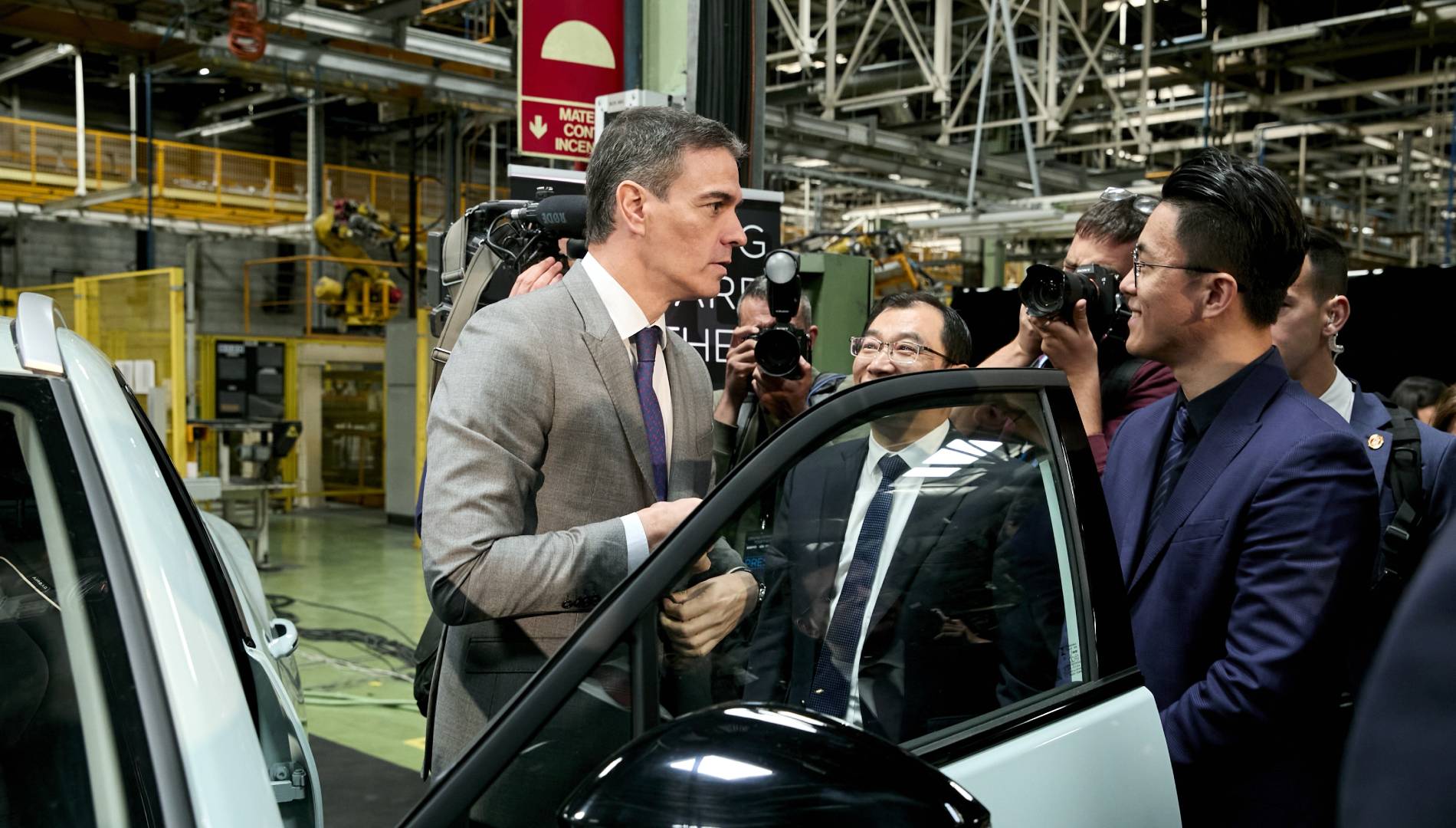 Los políticos quieren que compremos coches eléctricos y solo tres diputados cuentan con uno