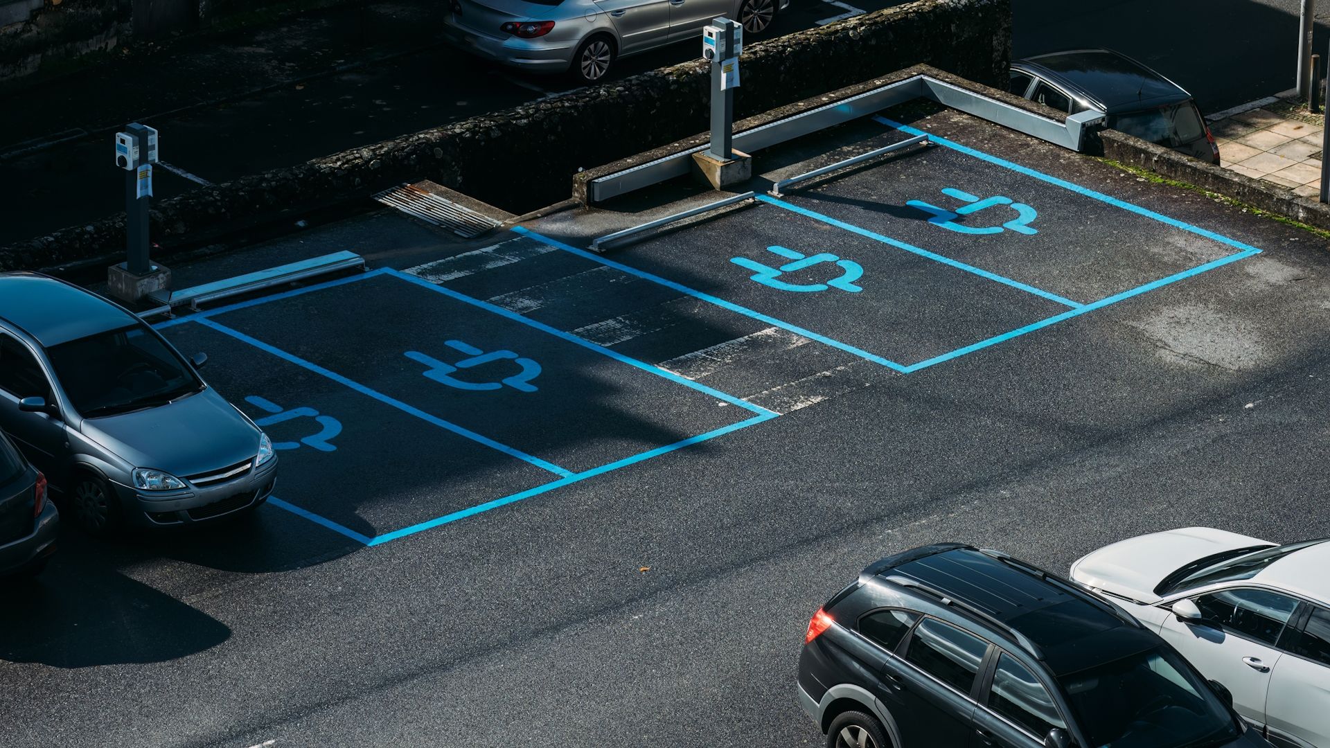 Las ventas de coches electrificados se derrumban en España y “hay que actuar de inmediato”