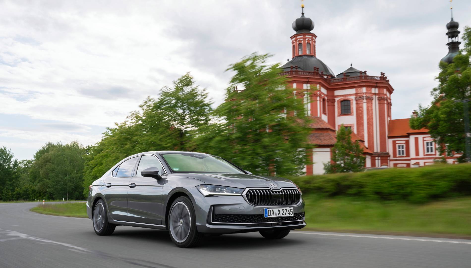 Las berlinas no pasan de moda: así luce el nuevo buque insignia de Skoda por 41.900 euros
