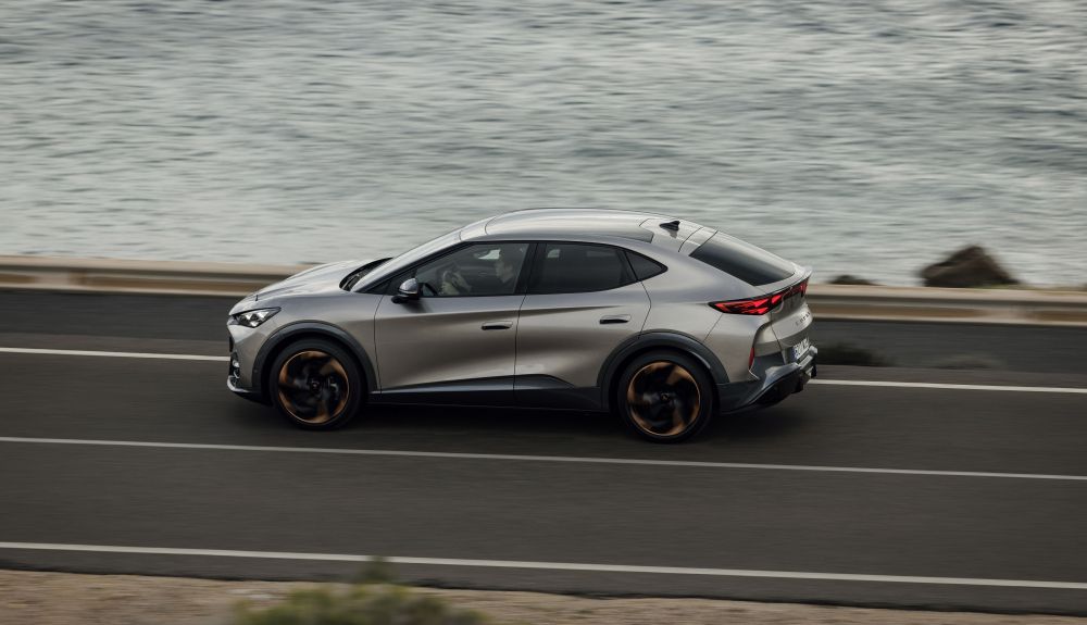 Las pruebas se han realizado con un Cupra Tavascan, vehículo que integra de serie la tecnología para recibir este tipo de alertas Las pruebas se han realizado con un Cupra Tavascan, vehículo que integra de serie la tecnología para recibir este tipo de alertas