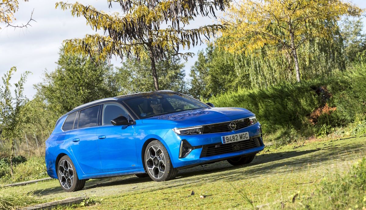 Probamos uno de los mejores coches anti SUV, el Opel Astra Sports Tourer PHEV, interesa comprarlo