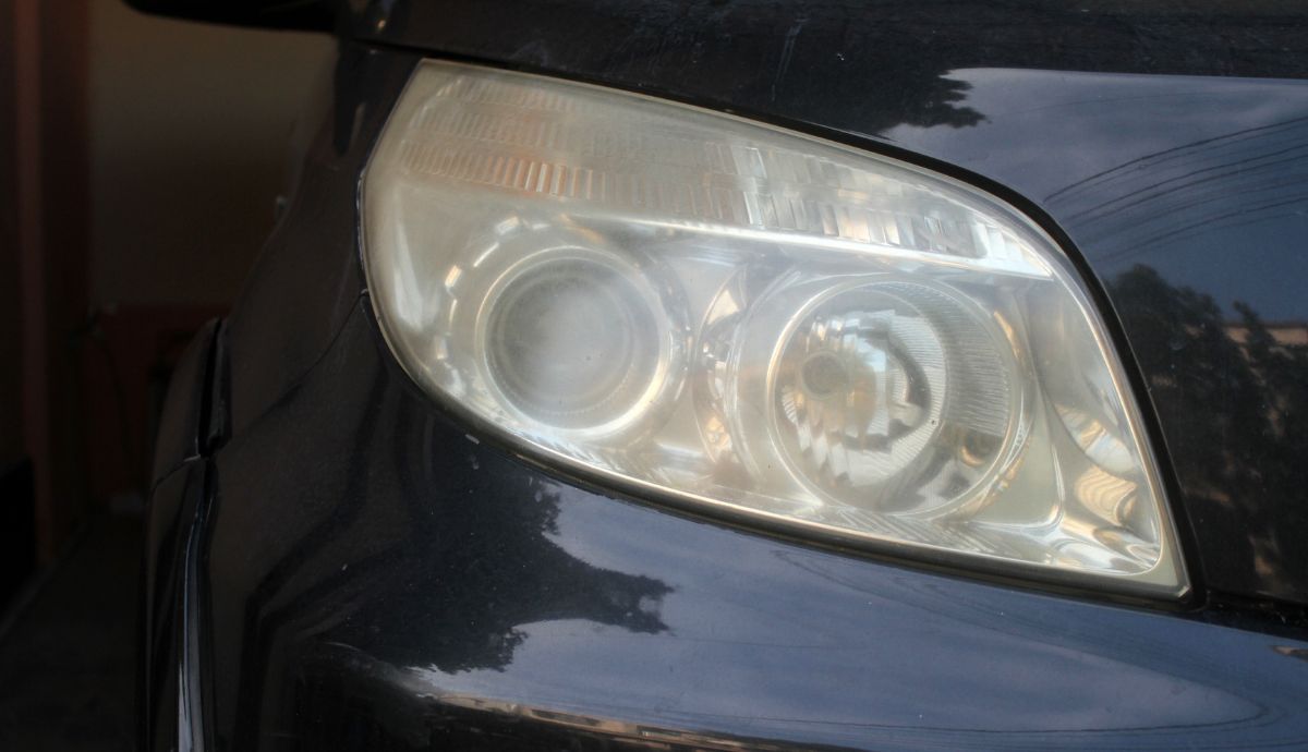 Quitar humedad del faro del coche