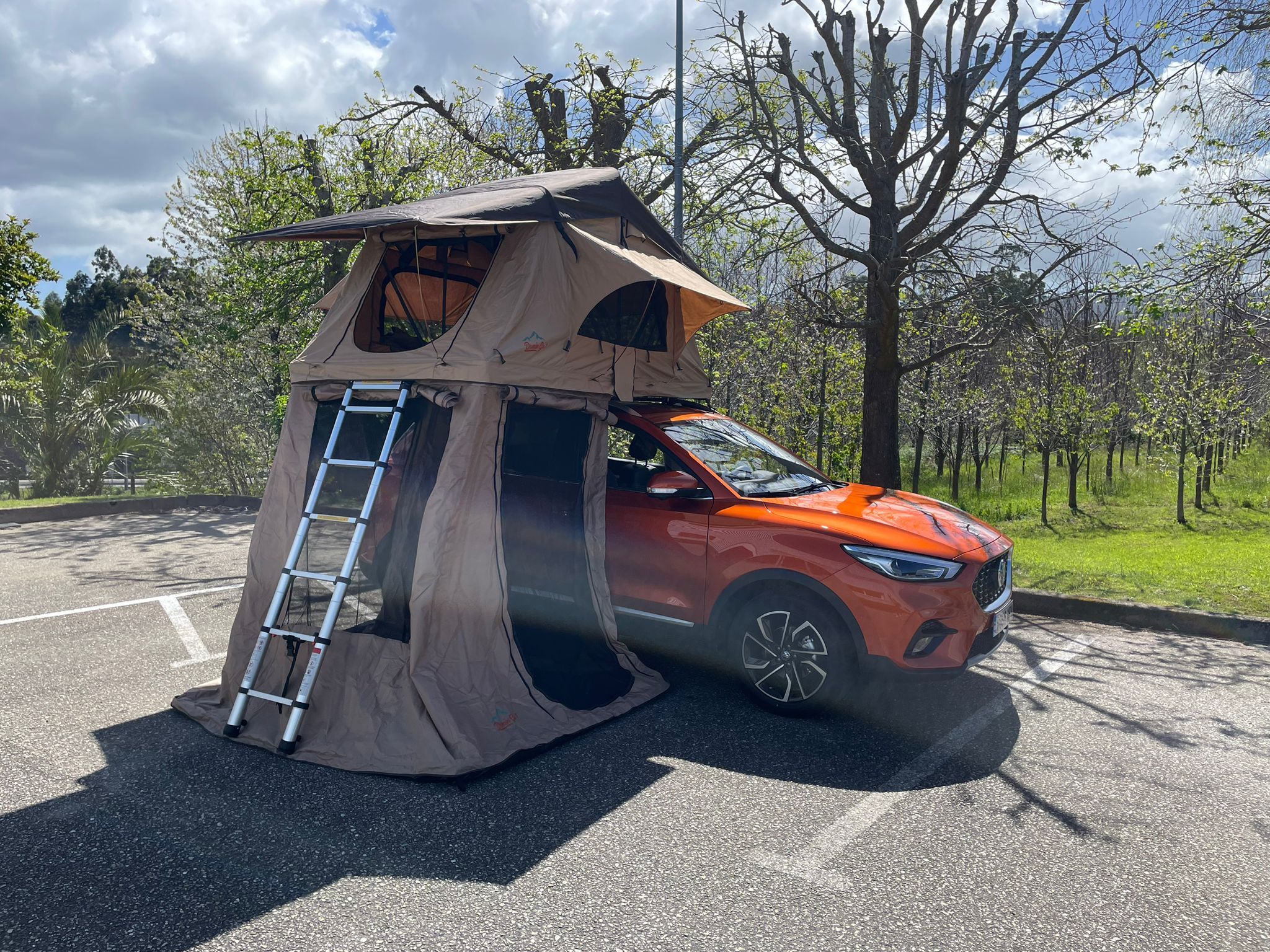 MG ZS camper by Cíclope