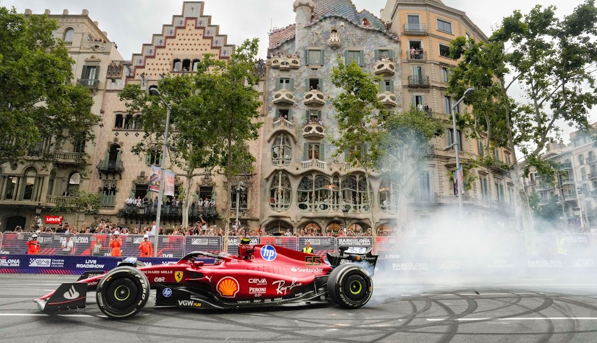 Furor en la exhibición de F1 en Barcelona y Carlos Sainz ya se marca como reto ganar en Montmeló