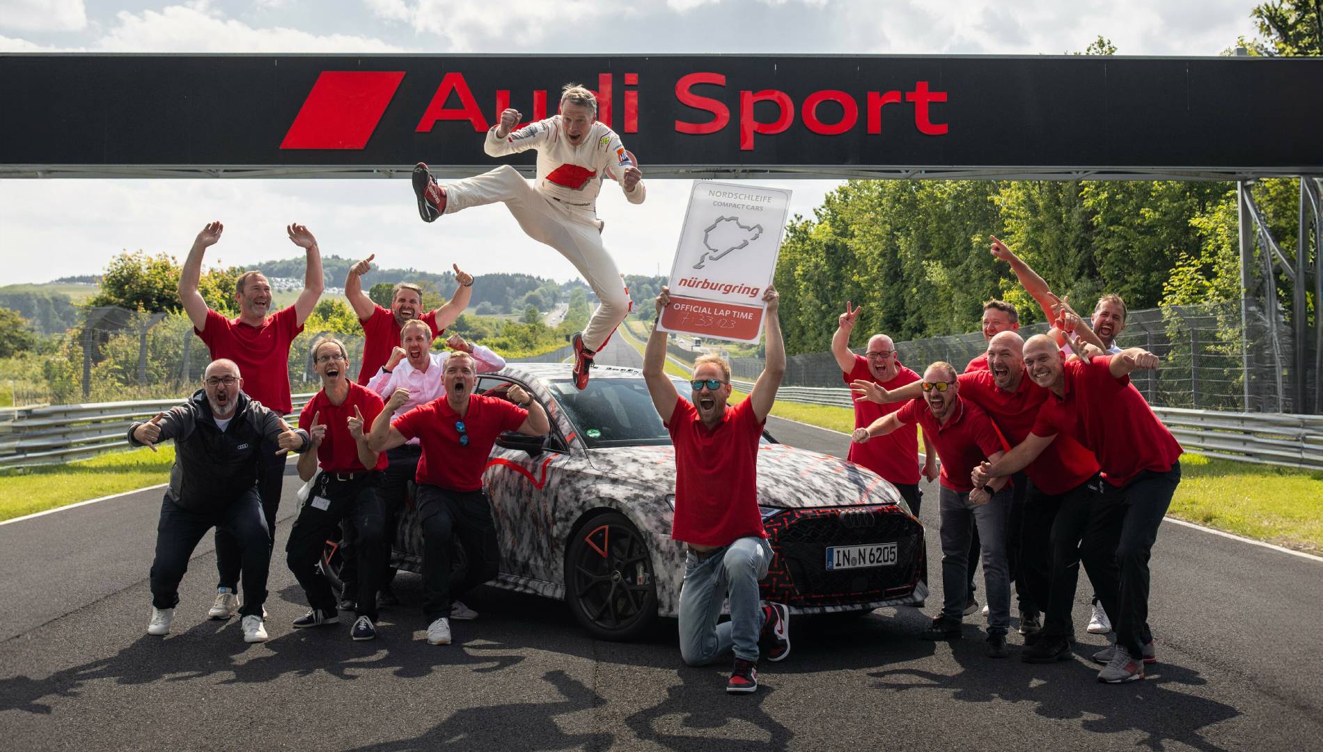 Este compacto deportivo ha pulverizado el récord de vuelta rápida en Nürburgring y tenemos el vídeo