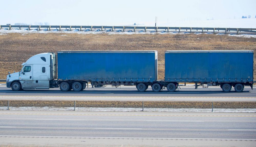 Así son los nuevos súper camiones ya autorizados por la DGT: cómo circular si te encuentras con uno