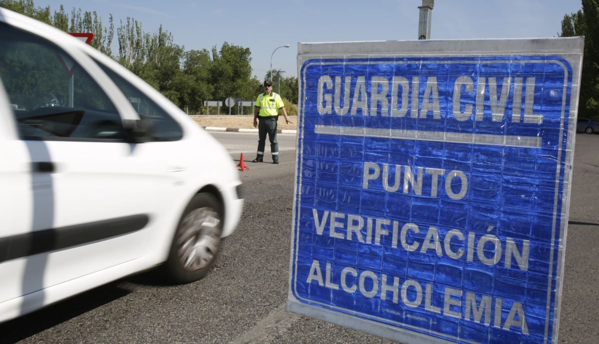 La DGT avisa a los conductores: este simple gesto al volante te puede costar ya 1.200 € de multa