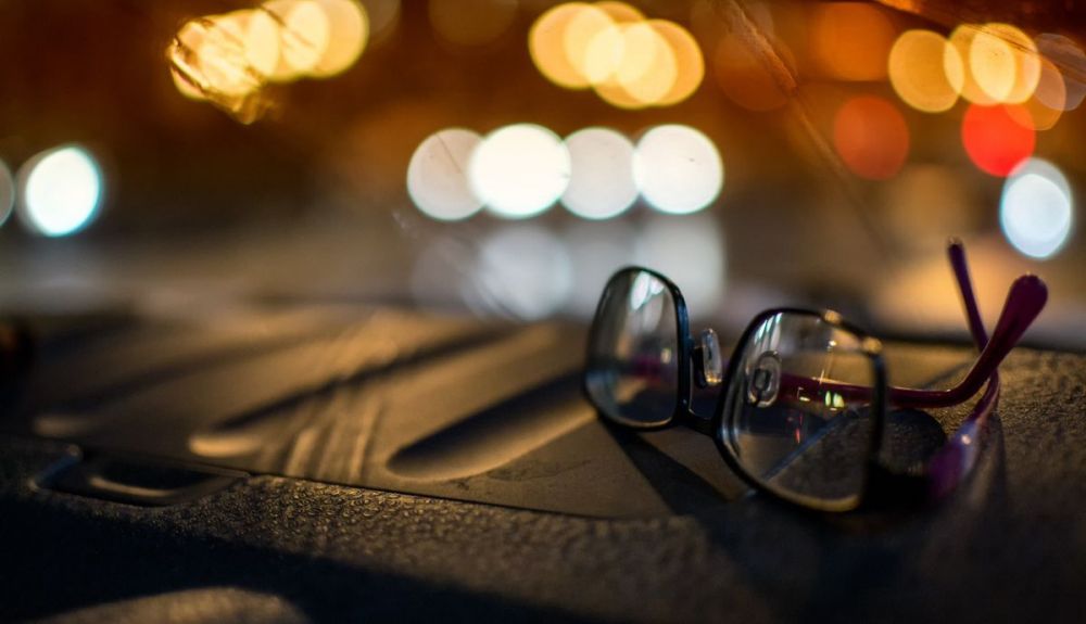 Es obligatorio llevar gafas de repuesto en el coche