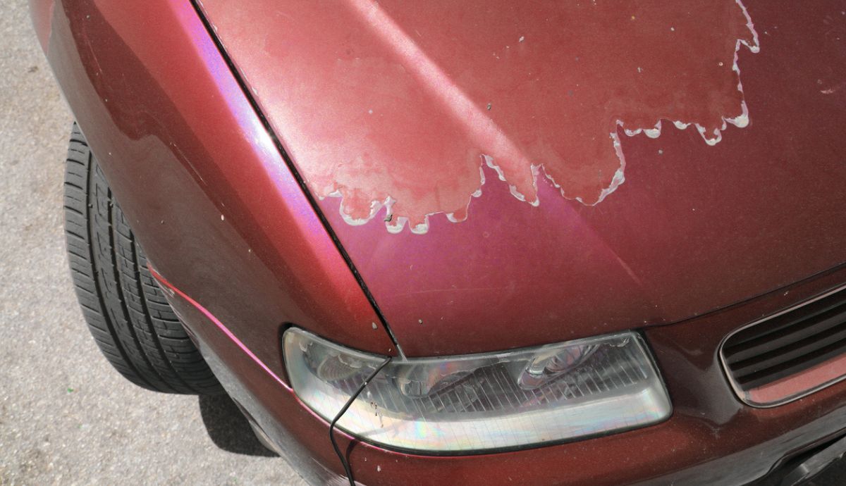 Coche con daños evidentes en su pintura