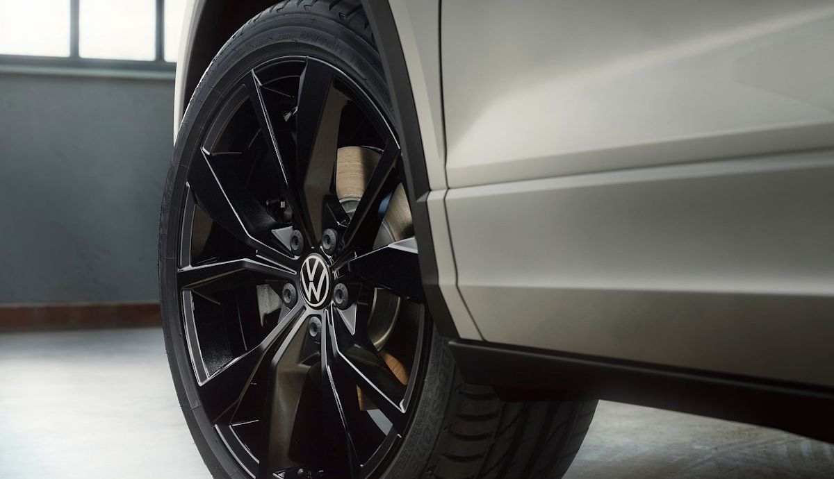 No es barato, no tiene ni etiqueta ECO, solo lo hay diésel y gasolina… y es el coche más vendido