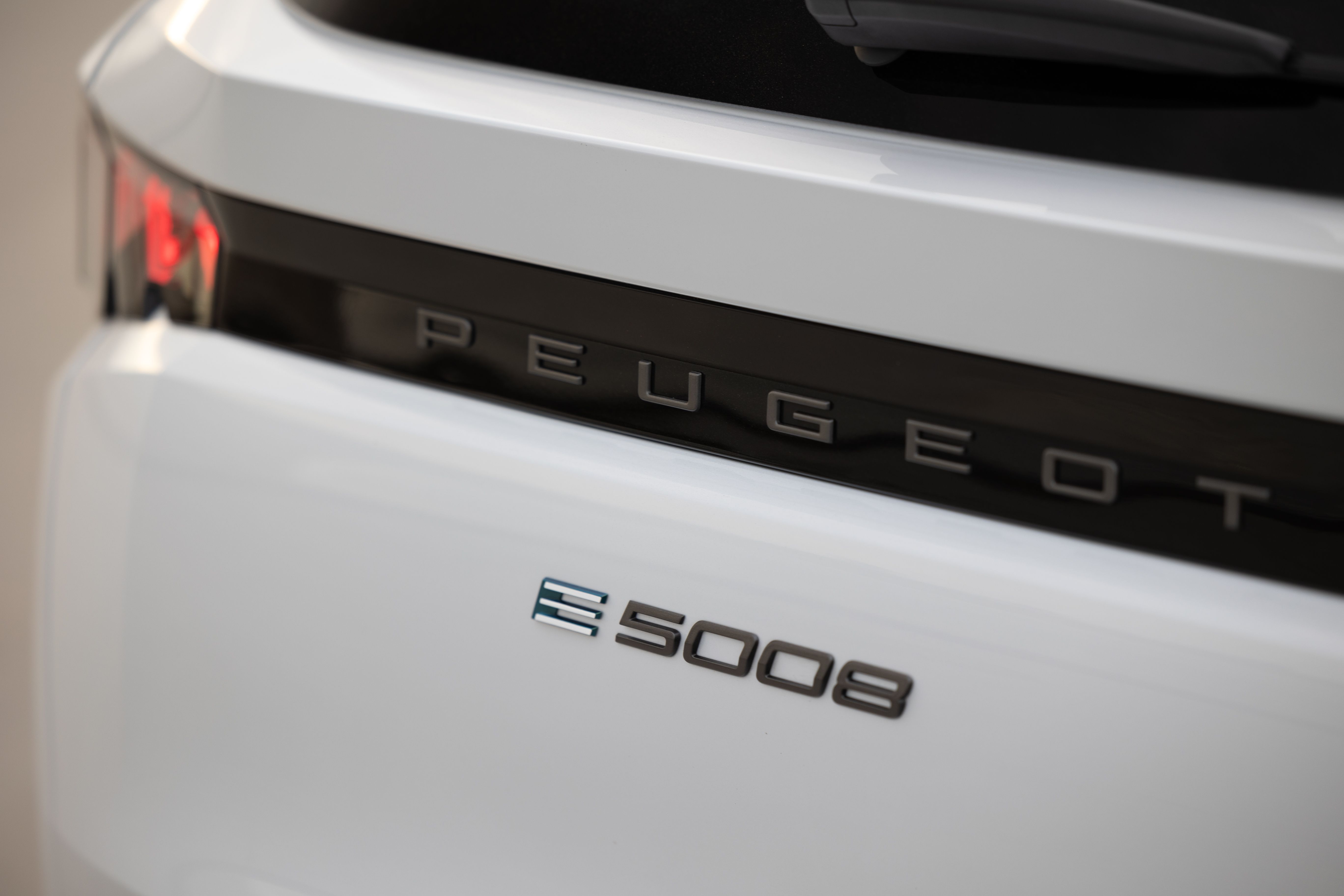 Peugeot E-5008