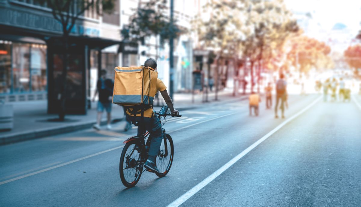 Así vas a reconocer ya a “riders” y repartidores, la DGT apunta a ellos en sus nuevas normas