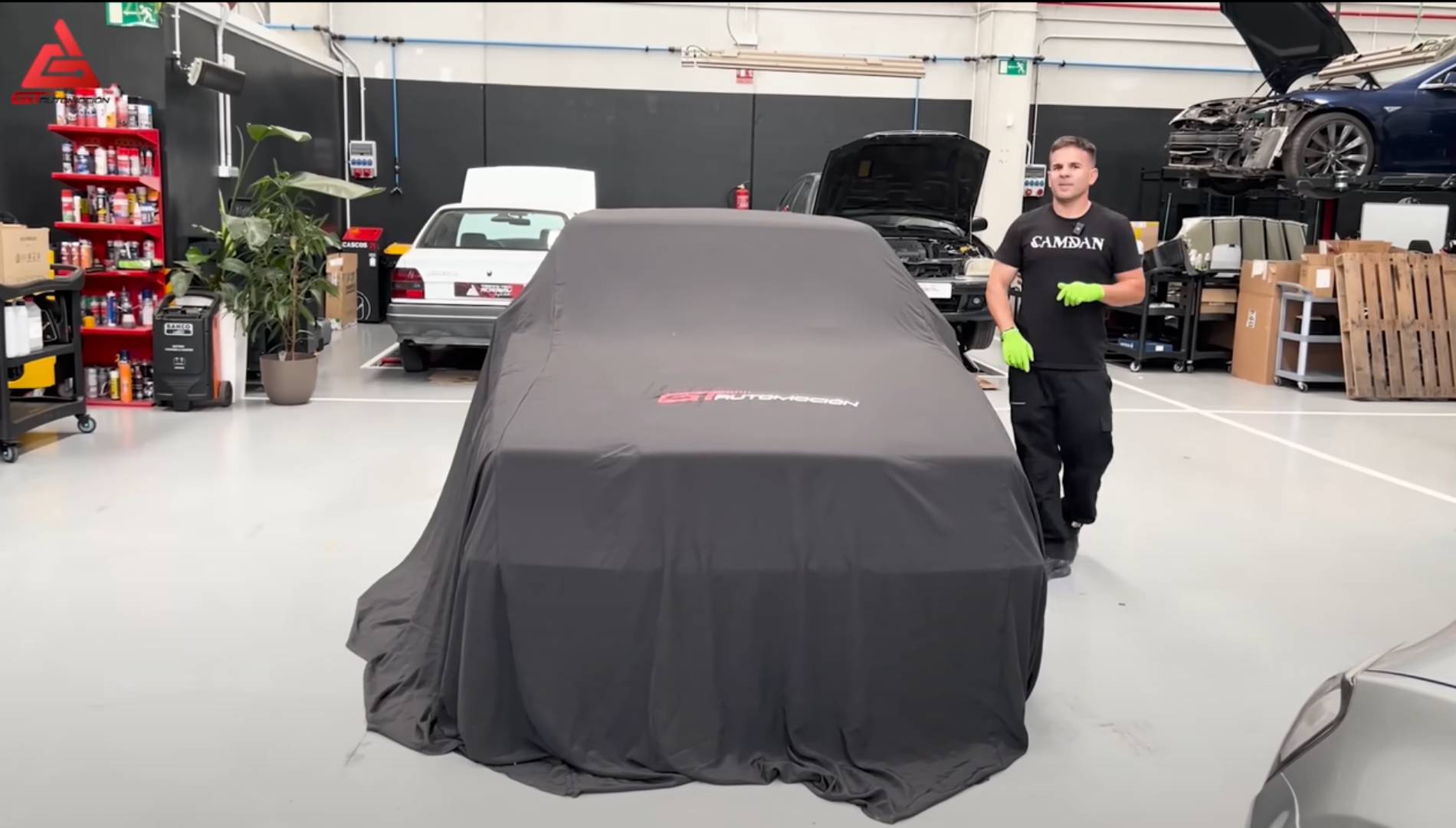 Este famoso mecánico que siempre se queja de Tesla se acaba de comprar otro coche que no te esperas