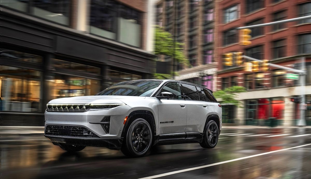 Nos subimos a un nuevo SUV que asombra, un todo terreno de Jeep que es enorme… en absolutamente todo