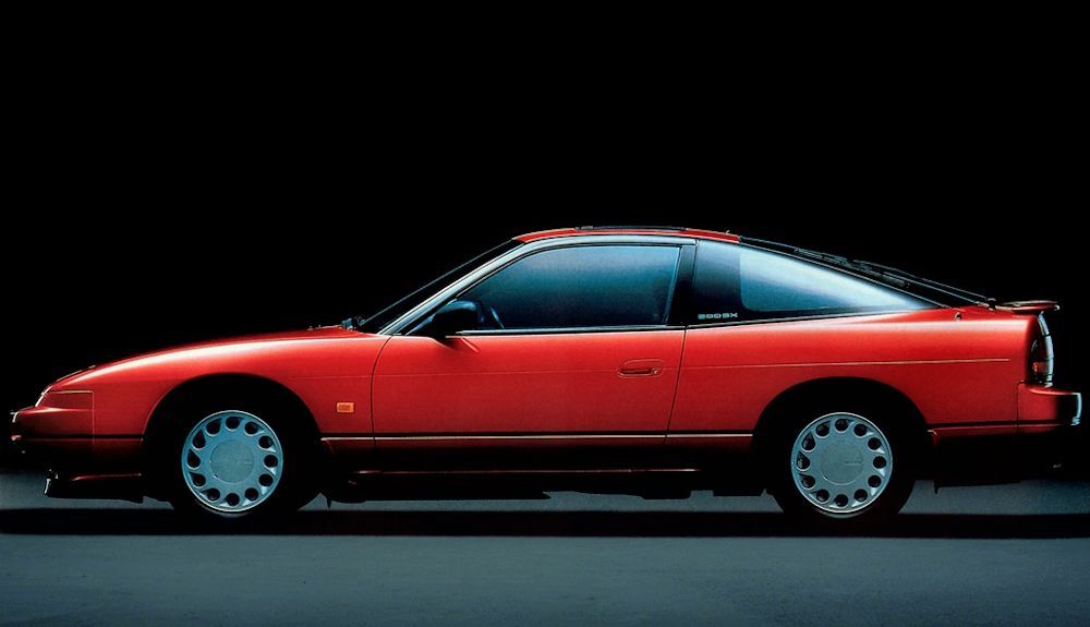 El Nissan 200SX derivaba del Silvia y se conoció así en algunos mercados. El Nissan 200SX derivaba del Silvia y se conoció así en algunos mercados.
