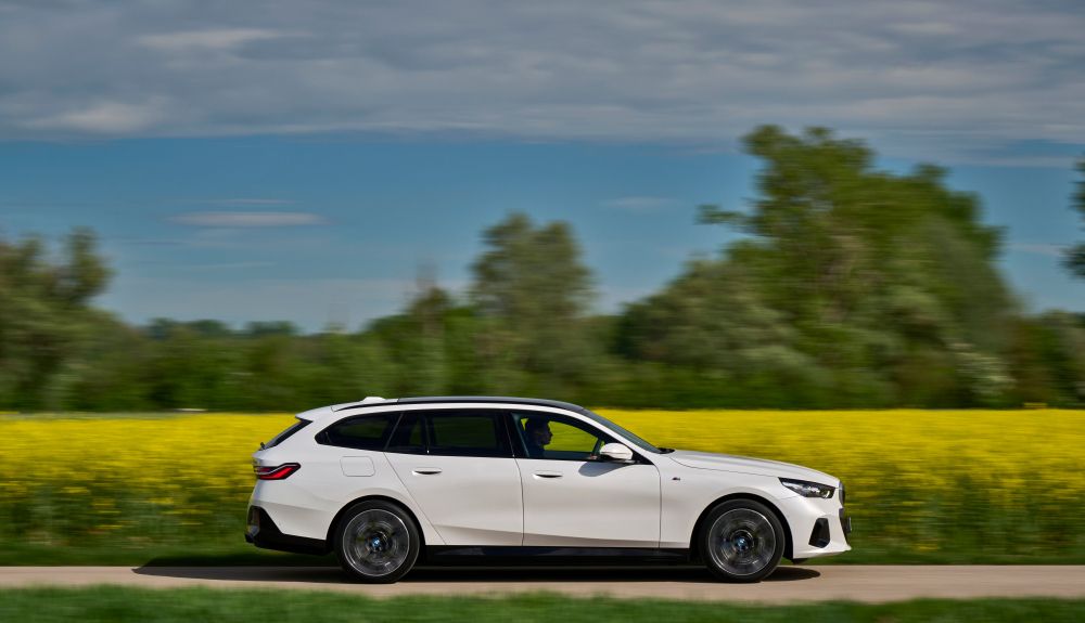 p90551880-highres-the-new-bmw-530e-tou_1