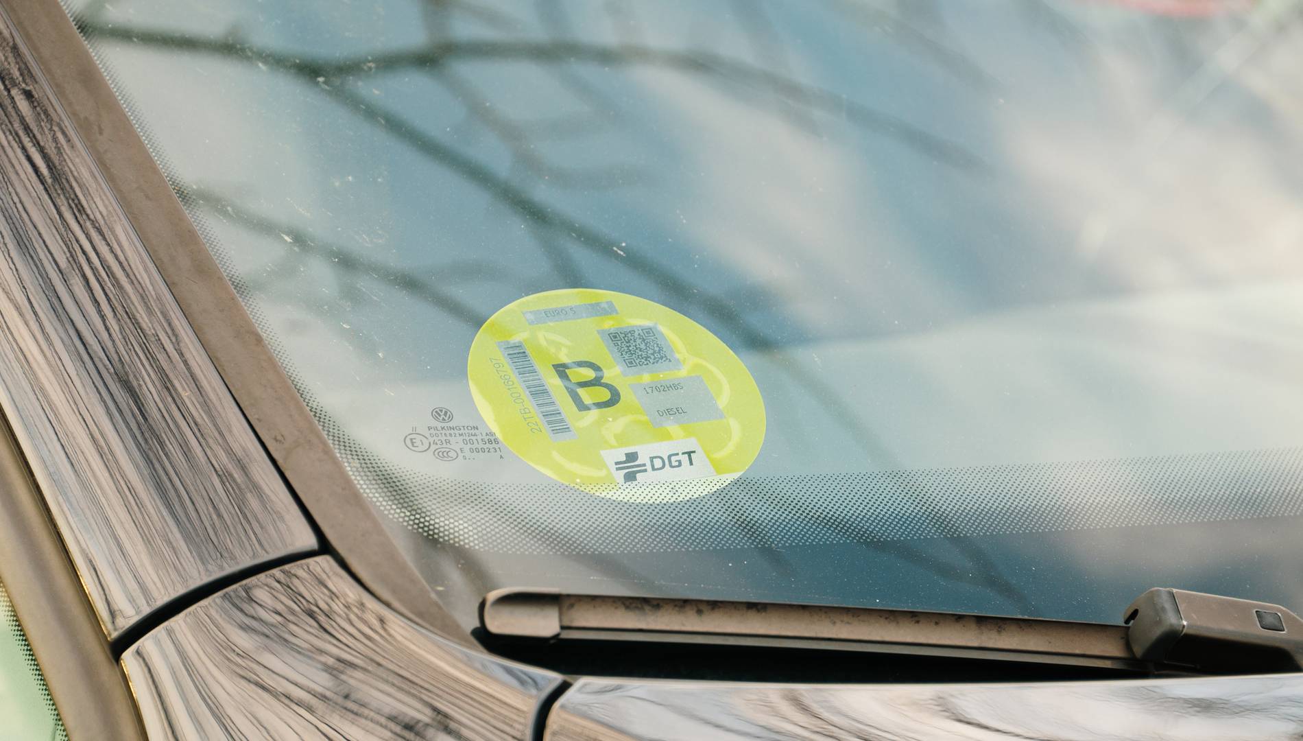 La DGT reconoce un error en las etiquetas: te contamos cómo poder obtener la correcta para tu coche