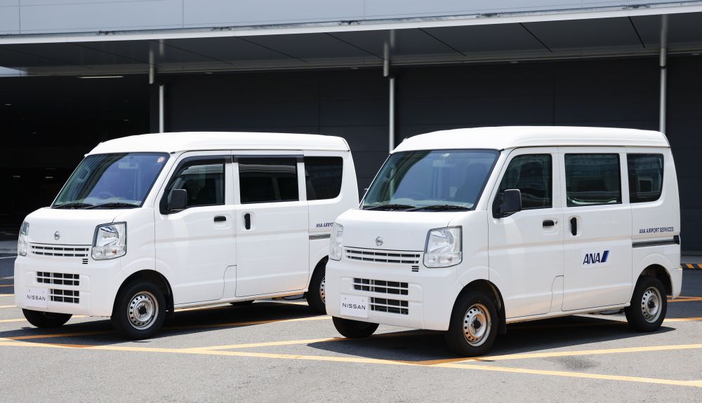 Los Nissan NV100 que se usaron para probar la nueva pintura Los Nissan NV100 que se usaron para probar la nueva pintura