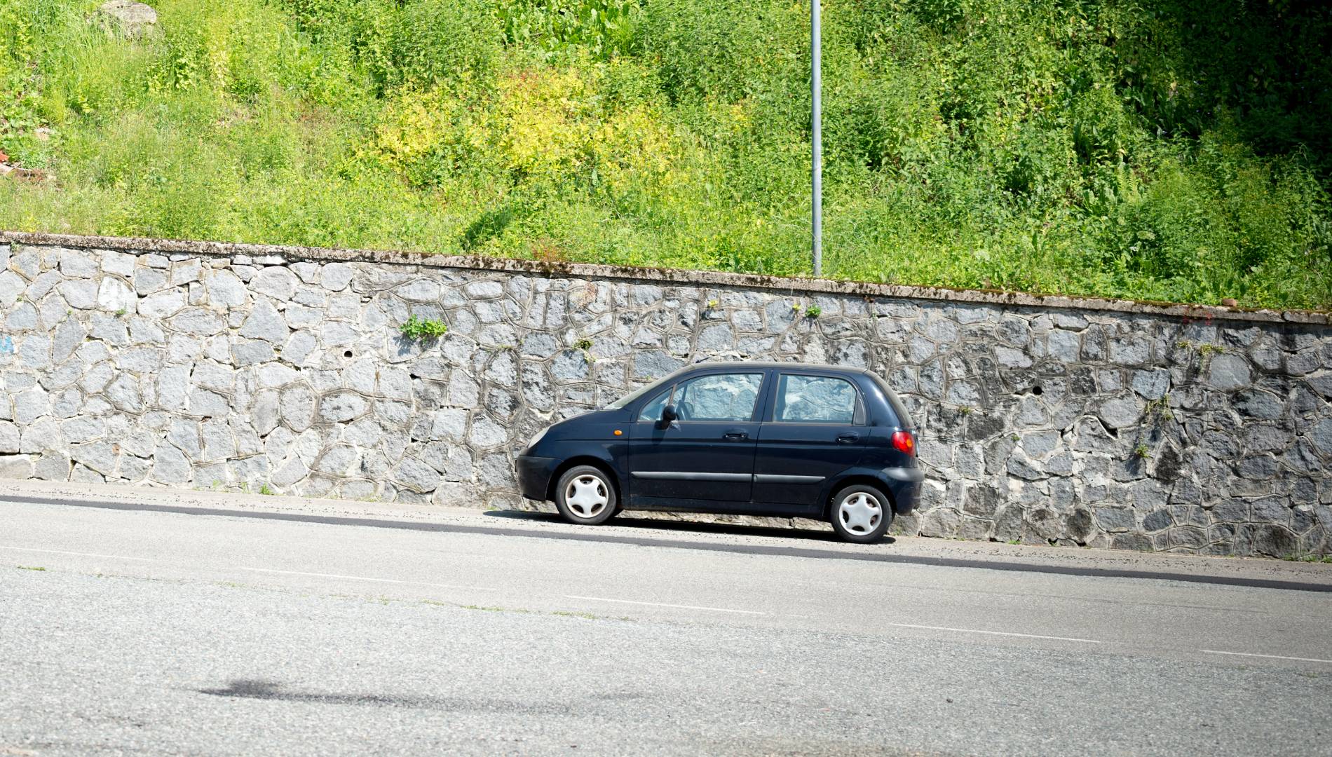 Un mecánico desvela y alerta del grave riesgo que corre tu coche si aparcas con una marcha puesta