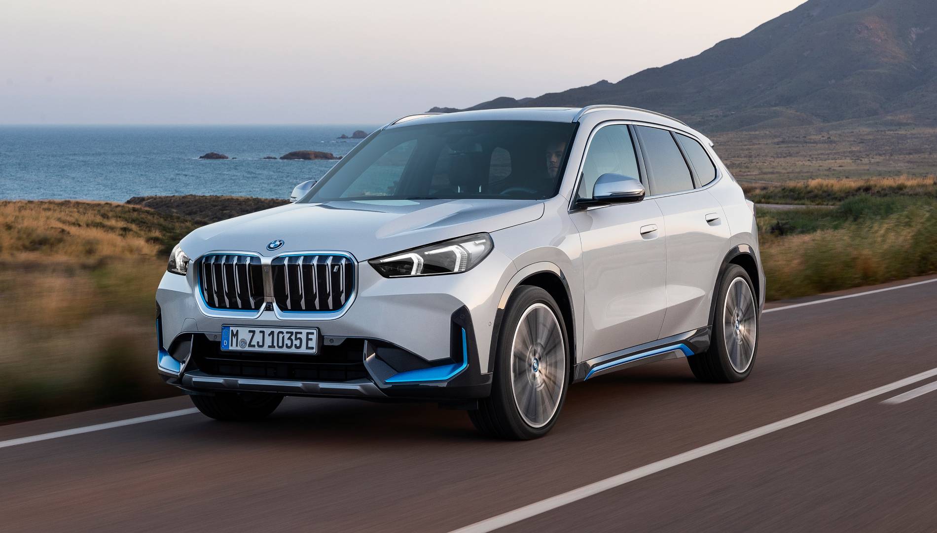 Golpe a Tesla: BMW ya vende más coches eléctricos y le supera en Europa