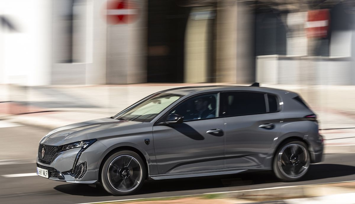 Probamos uno de los coches eléctricos a comprar, el Peugeot e 308 GT es la apuesta más racional
