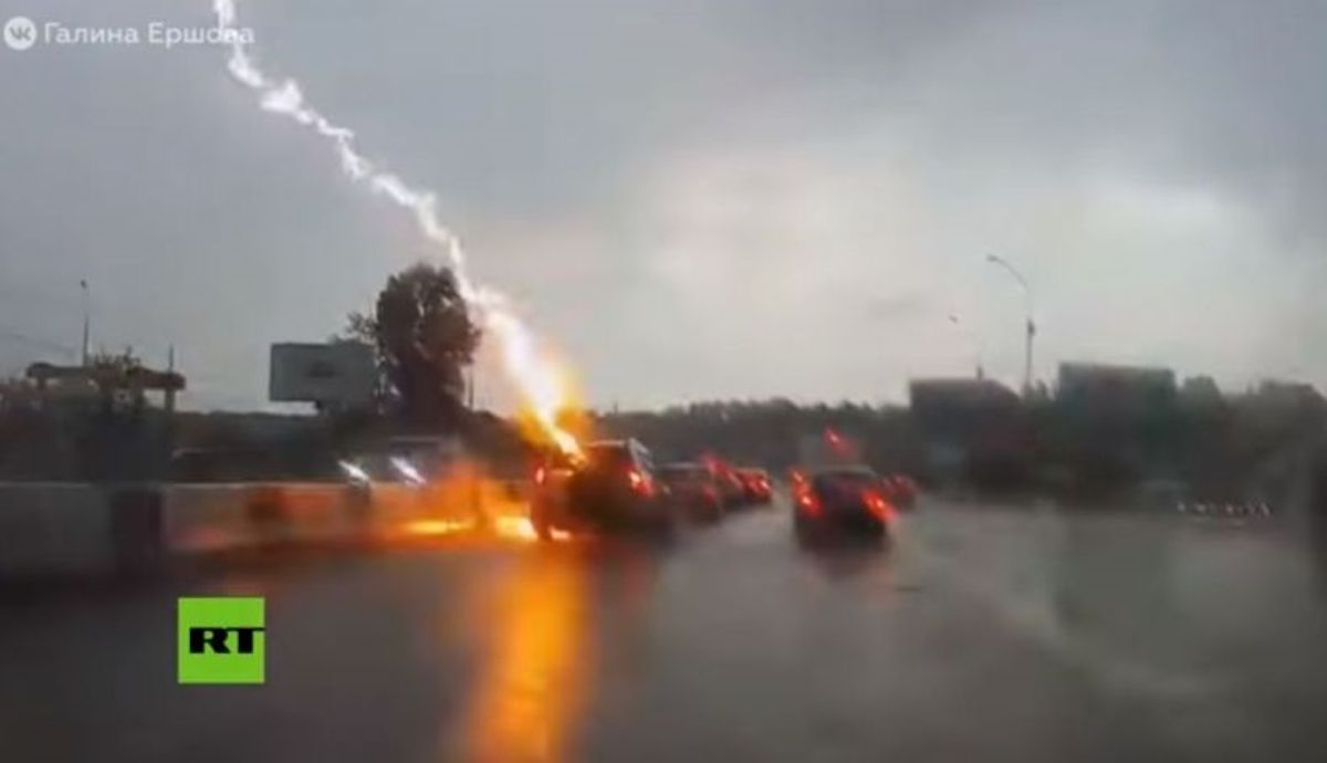 Avisos de tormentas y graban cómo caen rayos en los coches, es peligroso, te contamos cómo actuar